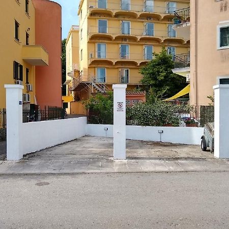 Corfu  The Bluehouse - Spacious Top Floor Flat With Parking, By Mon Repos Beach מראה חיצוני תמונה
