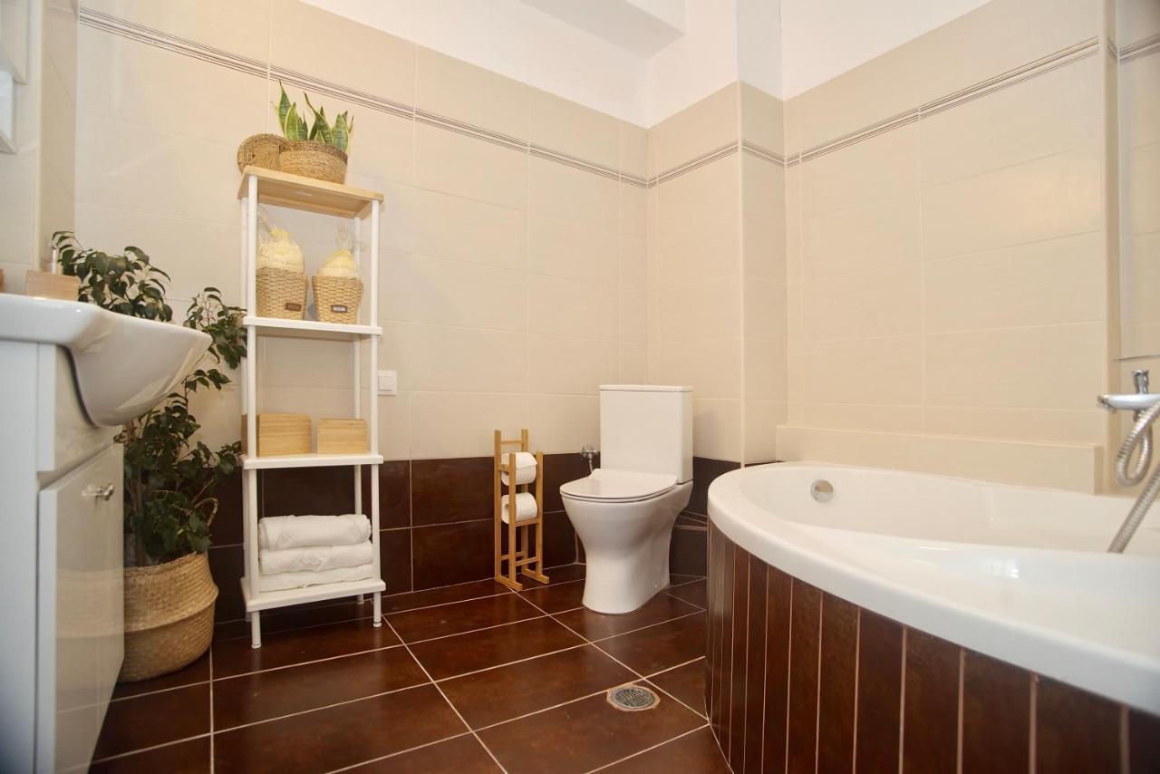 Corfu  The Bluehouse - Spacious Top Floor Flat With Parking, By Mon Repos Beach מראה חיצוני תמונה
