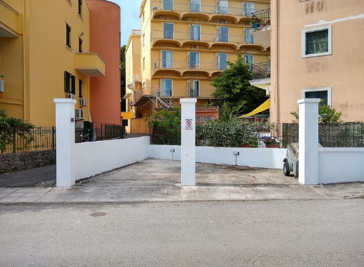 Corfu  The Bluehouse - Spacious Top Floor Flat With Parking, By Mon Repos Beach מראה חיצוני תמונה